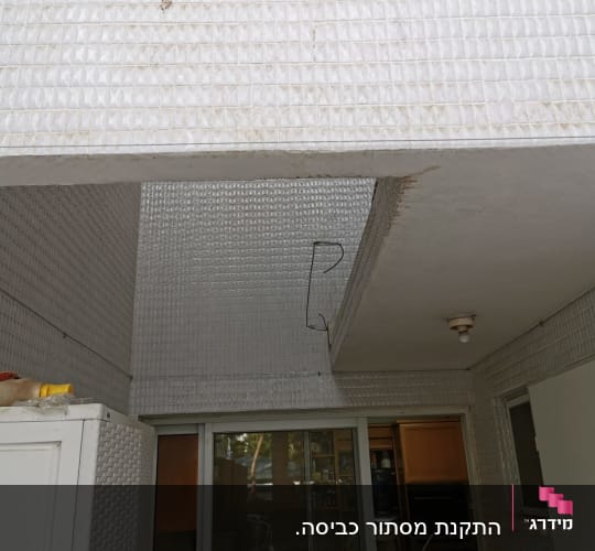 רשת נגד יונים מותקנת על תקרה ומעקה